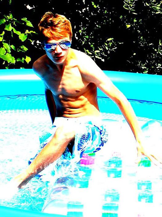 Me hot guy in the Pool ;)