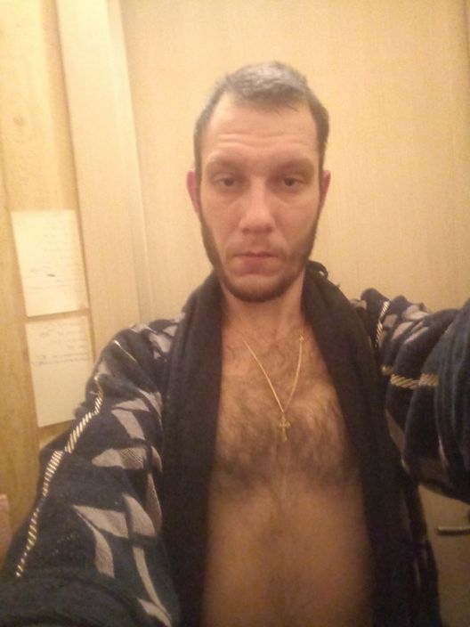 Начинаю раздеваться.