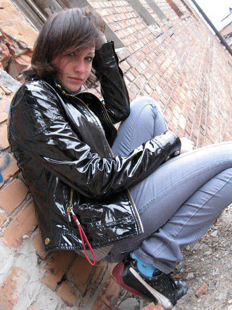 В лаковой курточке