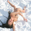 Irene позирует голая в снегу