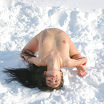 Irene позирует голая в снегу