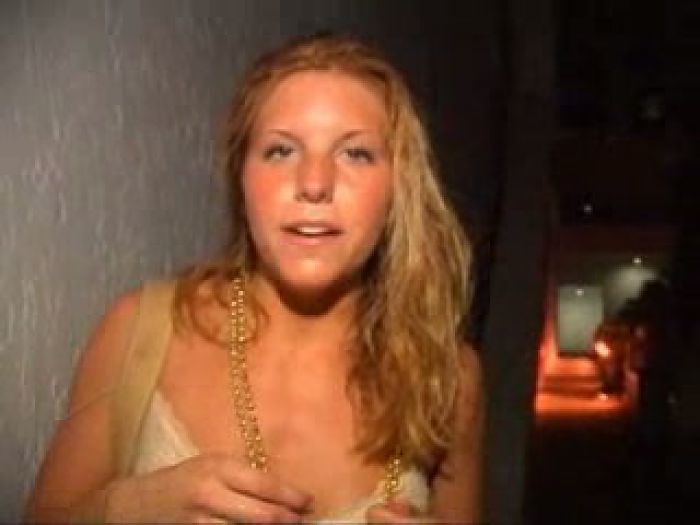 Ласкает себя возле диско