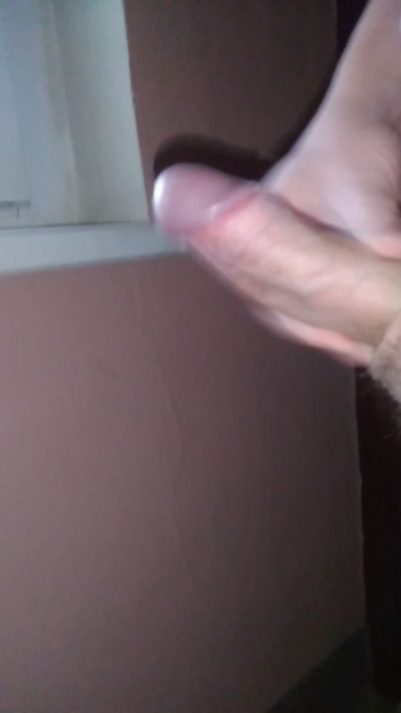 В подъезде кончил