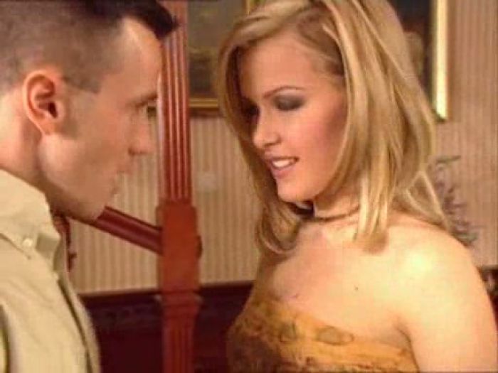 Сногсшибательную  блондиночку трахает, счастливчик