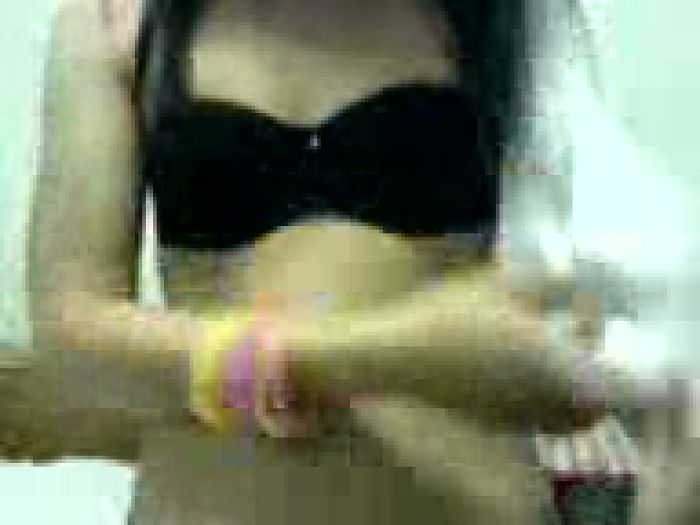 раздевается