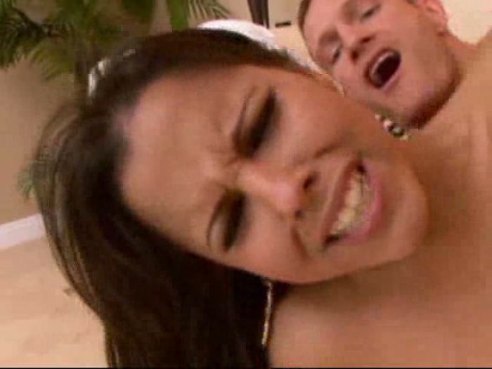 Шикарная брюнетка с красивой грудью трахается