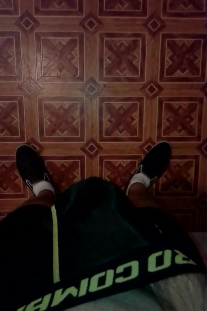 Ровный Пацани дрочит хуй в велосипедках после качалки