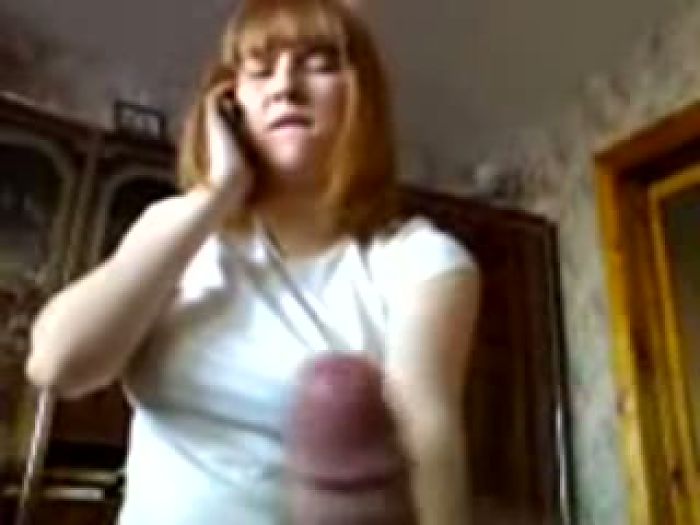 Миньет вовремя телефонного разговора