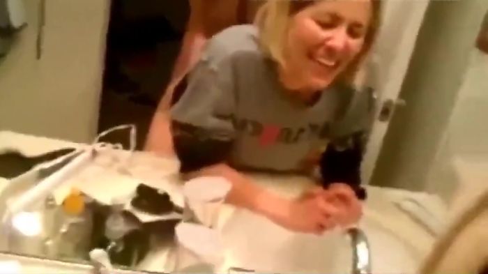 И меня все мужики трахают в ванной отеля.Такова практика