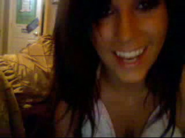 Горячая брюнеточка перед вебкамерой