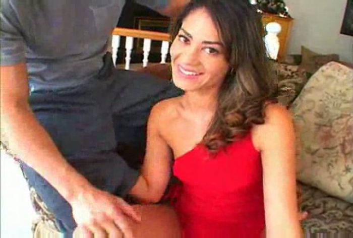 Брюнетка получает в анал