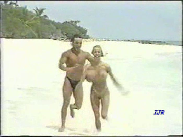 Впереди бежали её сиськи, а за ними она