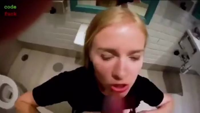 Кончил в ротик в туалете кафе