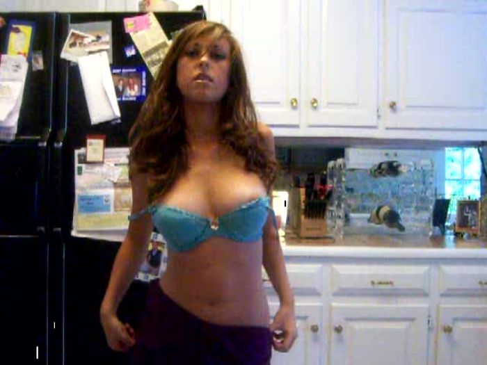 Стриптиз в девичей комнате