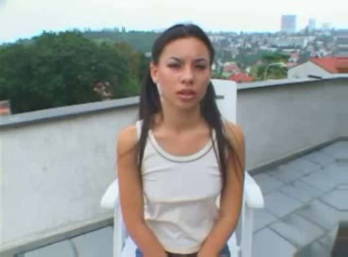 ласкает себя пальчиками