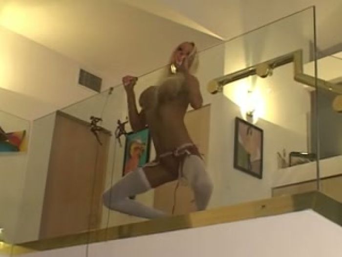 Блондинка Донна Долл