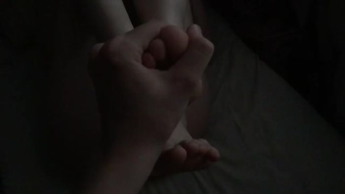 Друг любит щекотать все